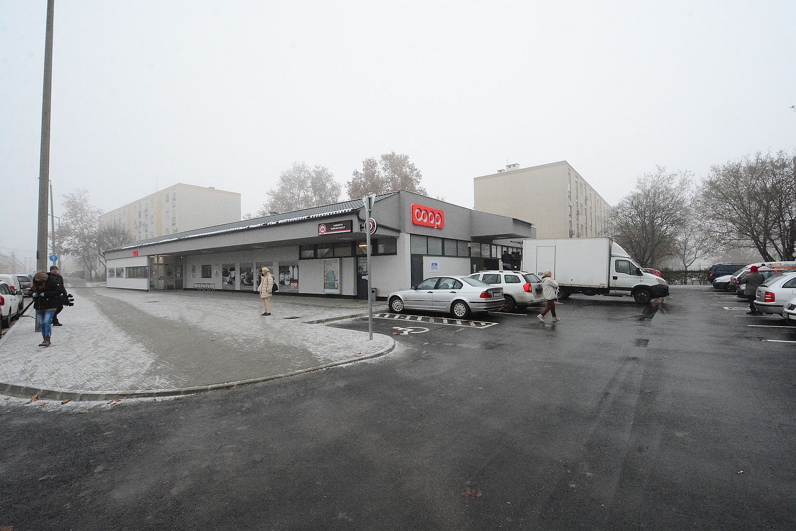 Járdákat újítottak fel és parkolót építettek a Szeder utcai bolt környékén